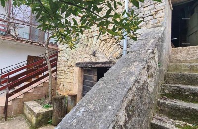 In vendita vecchia casa in pietra a Peroj