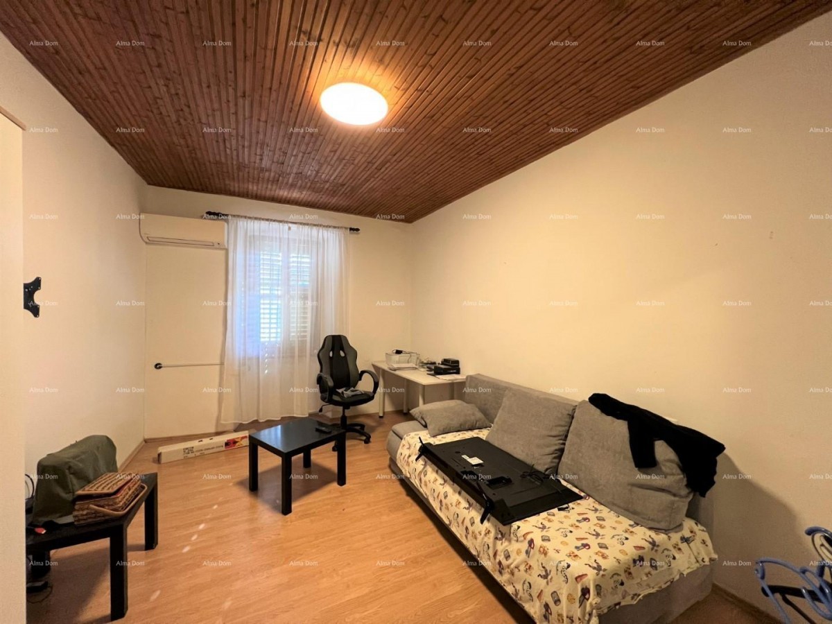 Vendiamo una casa ad uso commerciale e residenziale nel centro di Medulina. 2
