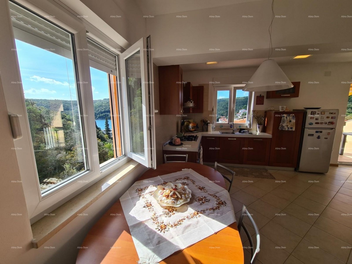 Apartment with an open view of the bay and the sea. 14