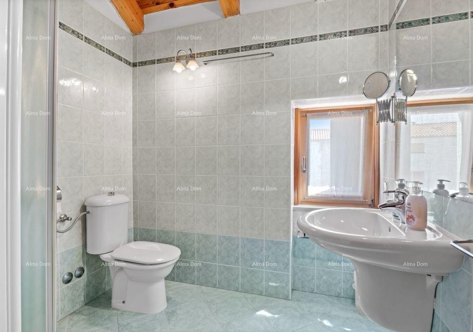 For sale: Renovated Istrian house with a pool – Kanfanar, 208 m², two buildings. 23