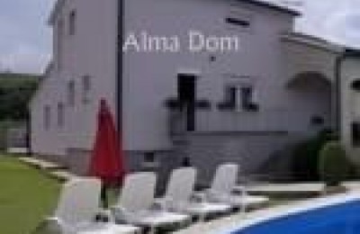 Na prodajo ponujamo čudovito samostojno hišo s bazenom v mirnem in zelenem predelu Pule (Veli Vrh)