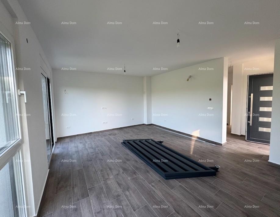 Luksuzni dvoetažni stan s pogledom na more i prostranom terasom u Zambratiji 7