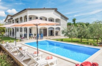 ПОРЕЧ, отдельный дом с бассейном и 5 жилыми единицами