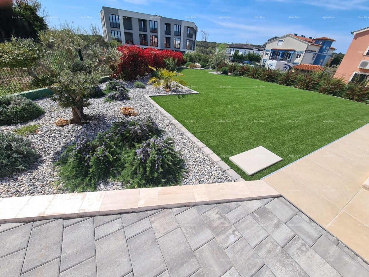 Modern oasis with a pool and private garden in Banjole 31