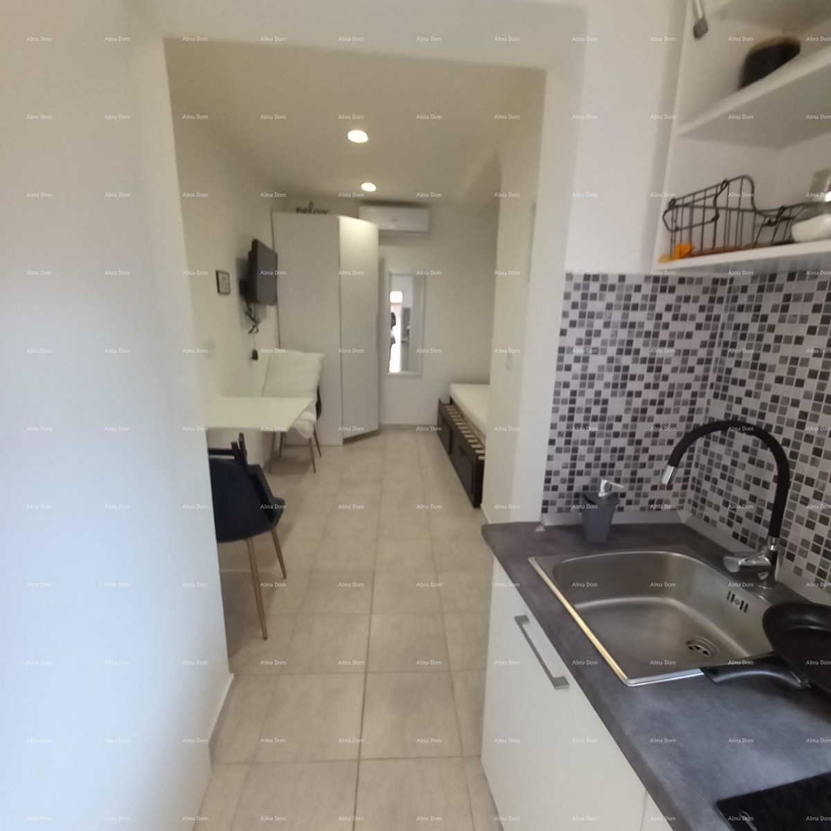 Prodaje se kuća sa 3 apartmana i dvorištem, blizu Pule. Pješčana uvala. 16