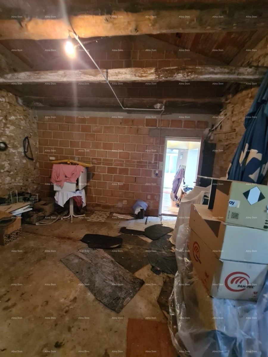 Prodaja hiše z dvoriščem in velikim zemljiščem, Barban 25