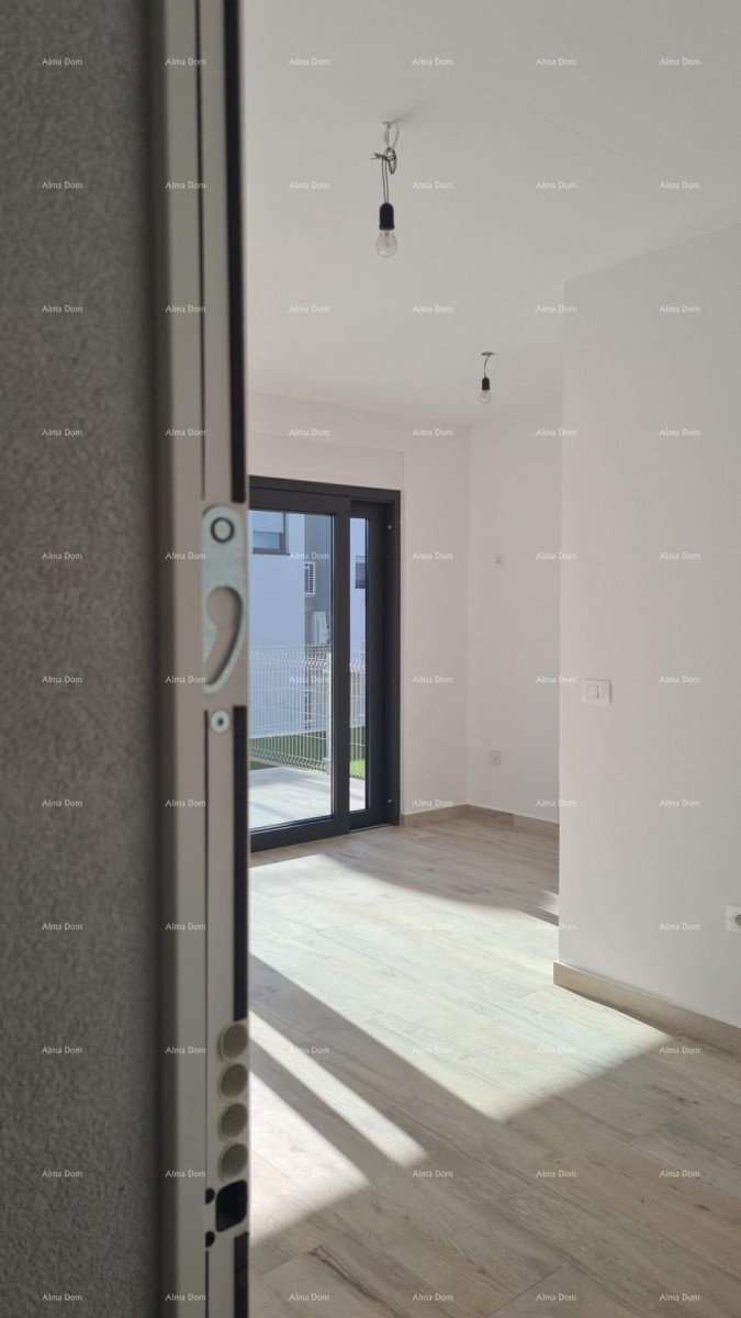 Modern apartment in block B with two parking spaces, close to Umag! S1 8