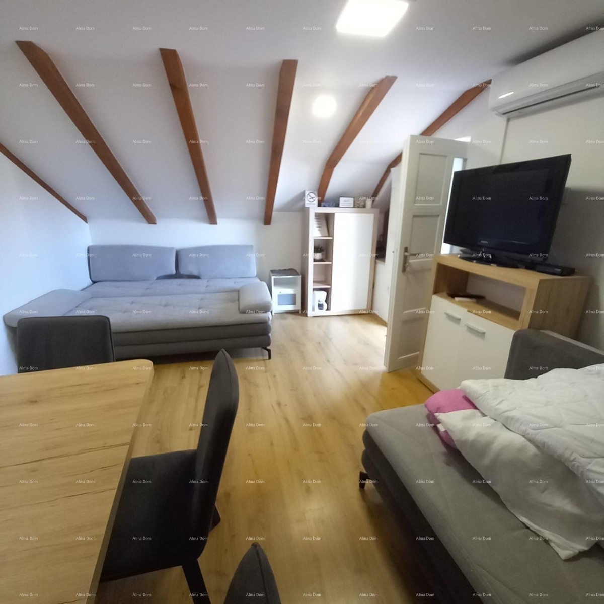 Prodaje se kuća sa 3 apartmana i dvorištem, blizu Pule. Pješčana uvala. 25