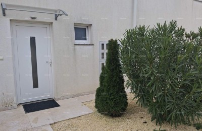 Bellissimo appartamento con giardino e posto auto, vicino a Pula