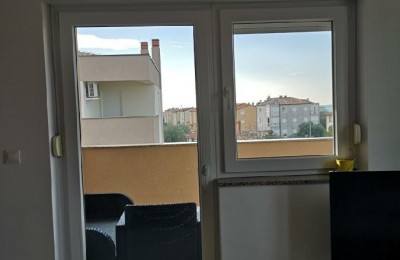Stanovanje v Peroju, opremljeno in vseljivo.