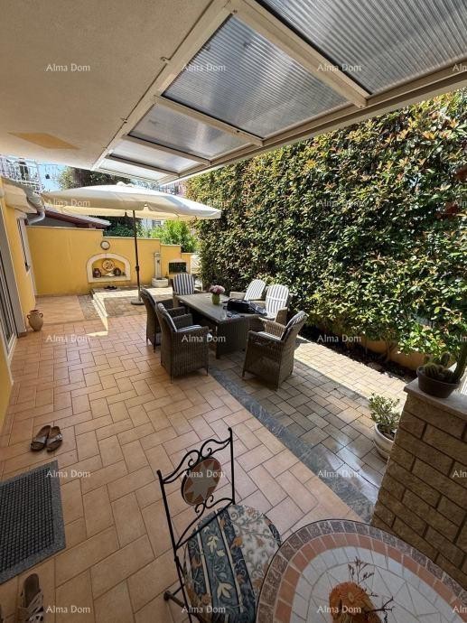 In vendita una casa bifamiliare a Poreč, a 2 km dal mare. 2