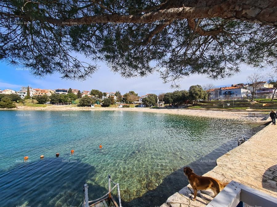 Prvi red do mora i plaže – kuća s bazenom i velikom okućnicom, Pješčana Uvala! 3