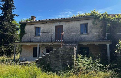 Prodaja hiše s skednjem in zemljiščem v bližini Barbana!