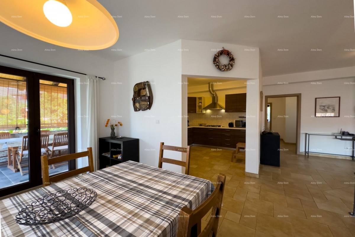 Bellissima casa con piscina a Pola, ideale per famiglie o investimento. 25