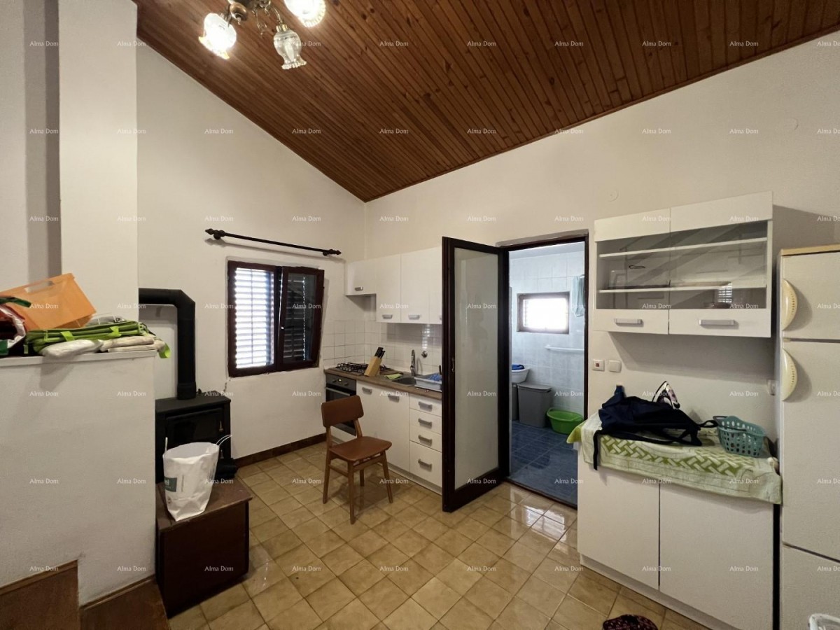 Vendiamo una casa ad uso commerciale e residenziale nel centro di Medulina. 3