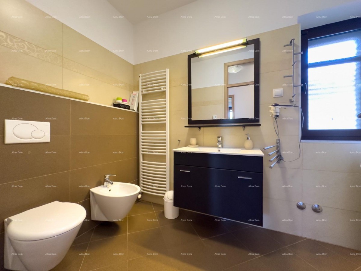 Bellissima casa con piscina a Pola, ideale per famiglie o investimento. 40