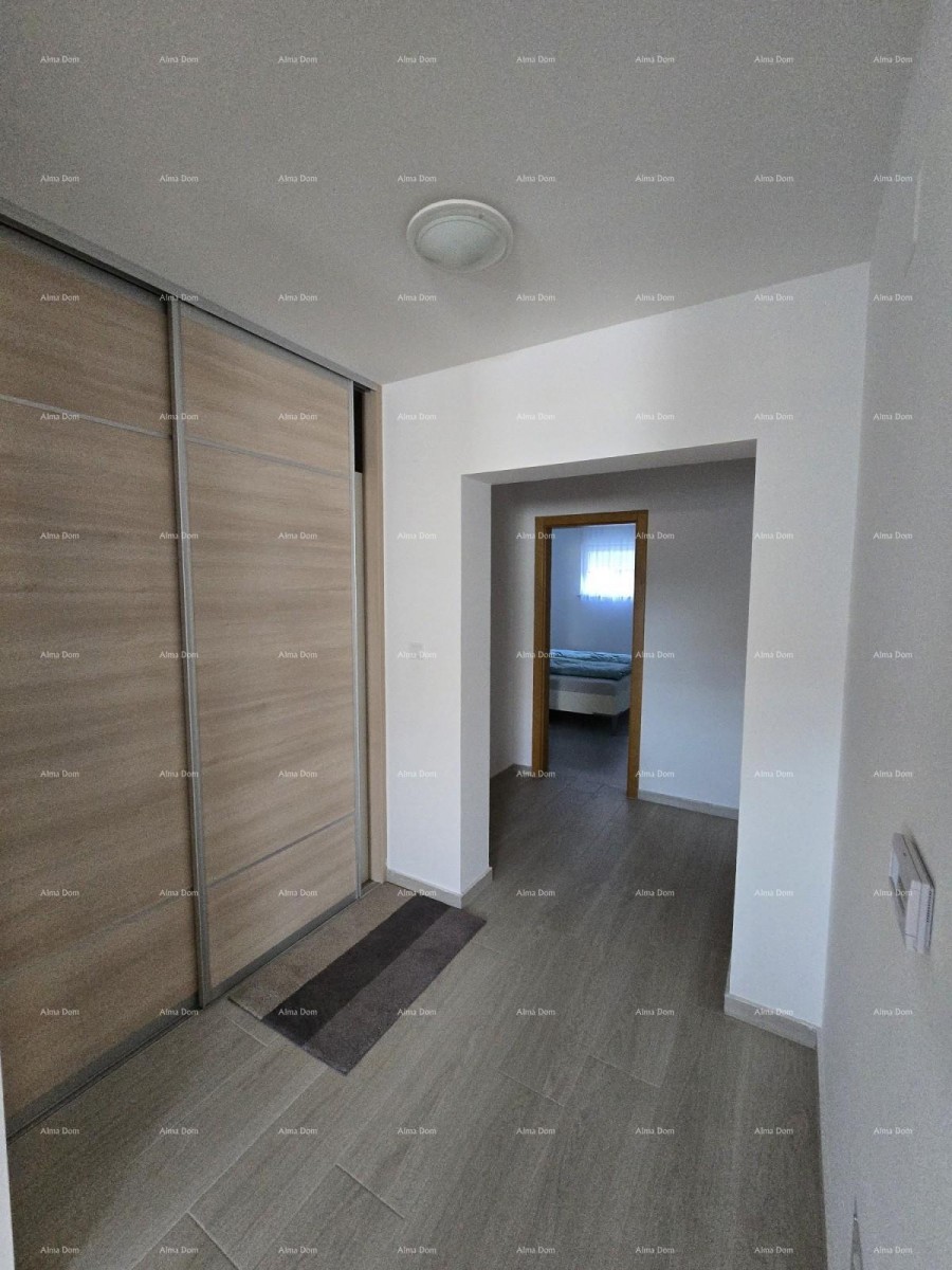 Modernly furnished apartment near the center of Pula with a garden and parking. 8