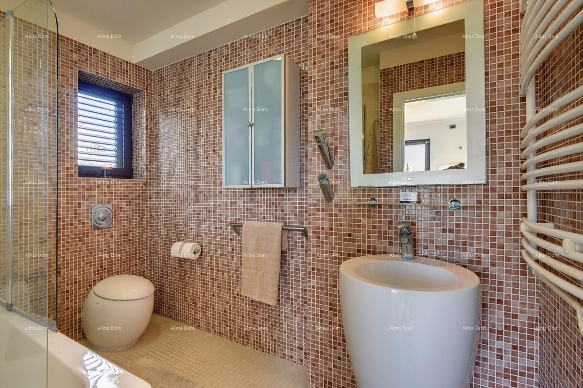 Prvi red do mora i plaže – kuća s bazenom i velikom okućnicom, Pješčana Uvala! 17