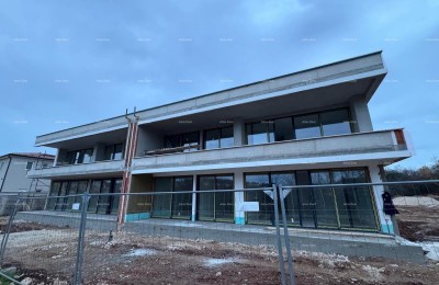Prodaja - stan u novogradnji s dva parkirna mjesta, Rovinjsko selo!