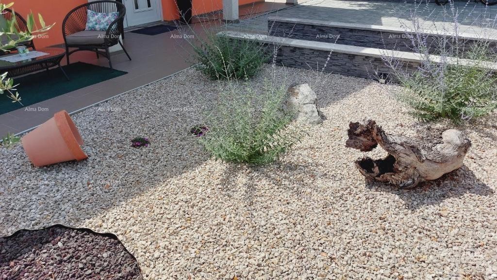 Дом с прекрасным видом на горы, террасой, садом, барбекю и частной парковкой. 24