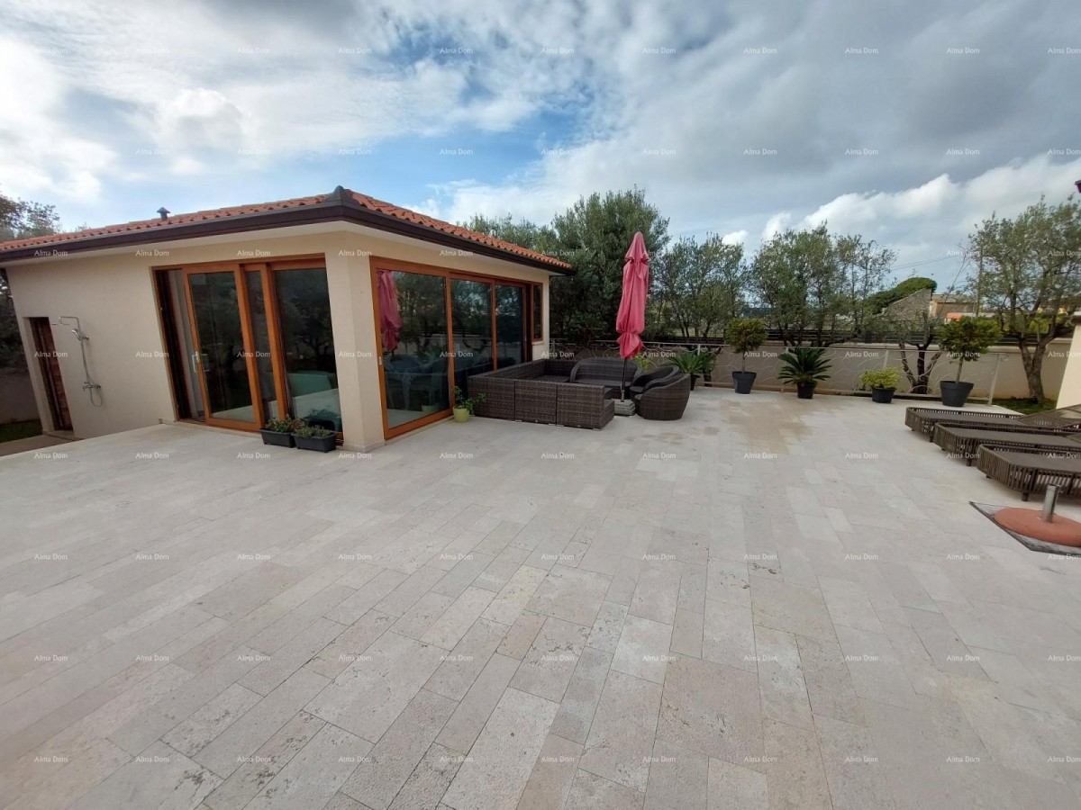 Современный дом с двумя апартаментами, крытым бассейном и большим двором. 6