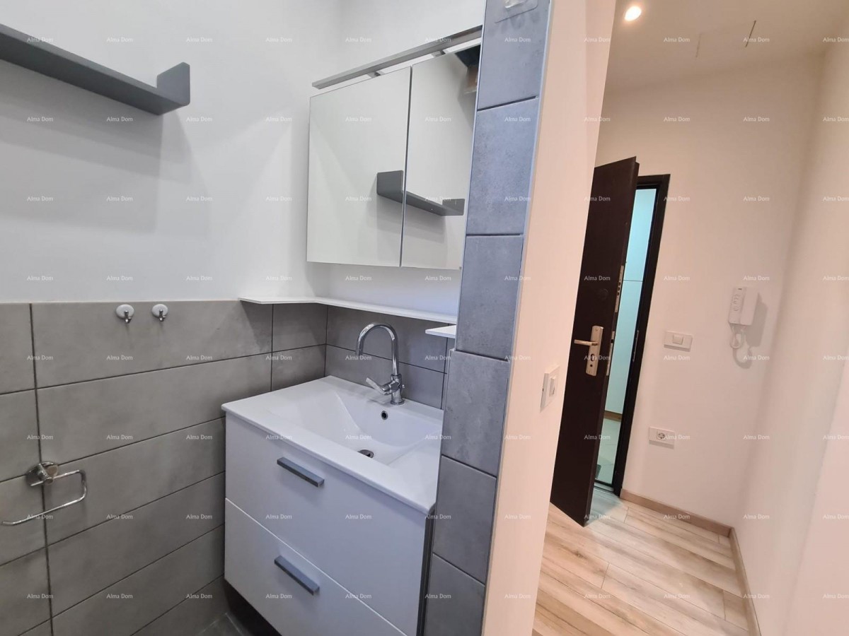 Pula – renoviran dvosobni stan u centru, 72,83 m². Stan se nalazi na glavnoj  tržnici. 16