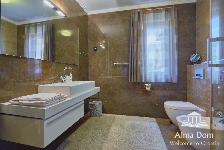 Первая линия - Элитная вилла с бассейном и гаражом в уникальном месте! 8