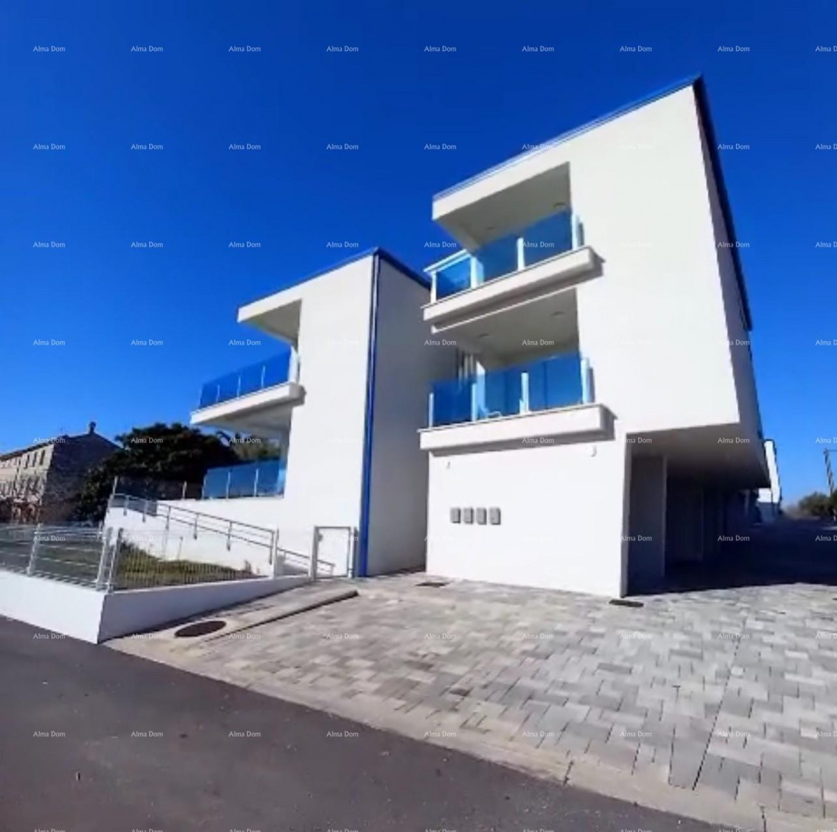 Modern apartment in block B with two parking spaces, close to Umag! S1 17