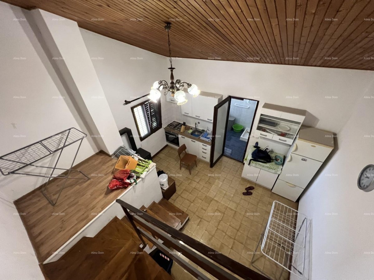 Vendiamo una casa ad uso commerciale e residenziale nel centro di Medulina. 9