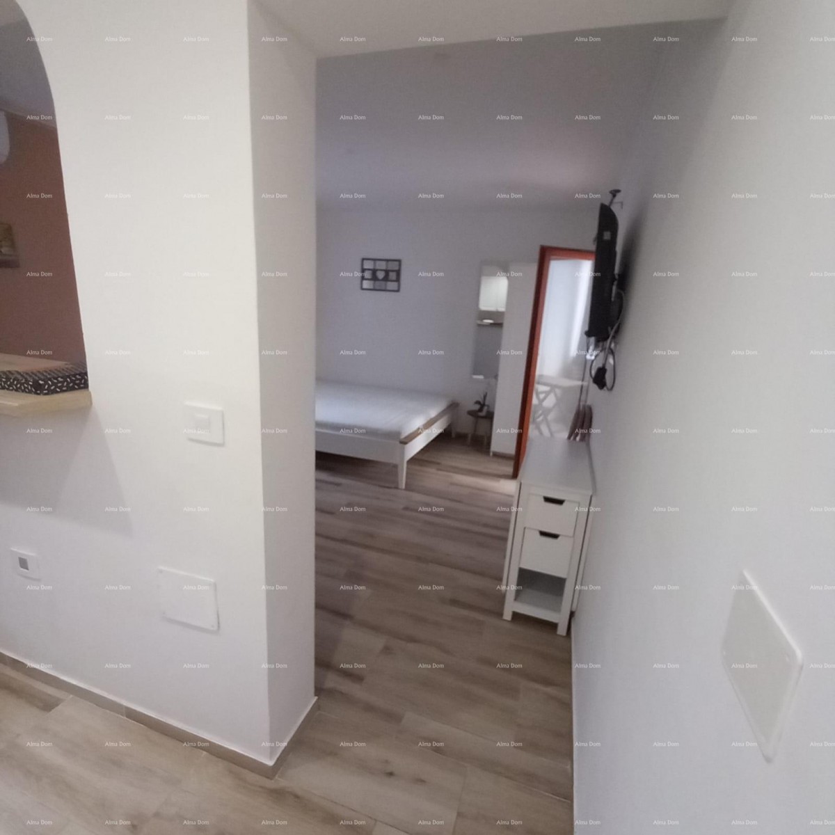 Prodaje se kuća sa 3 apartmana i dvorištem, blizu Pule. Pješčana uvala. 7