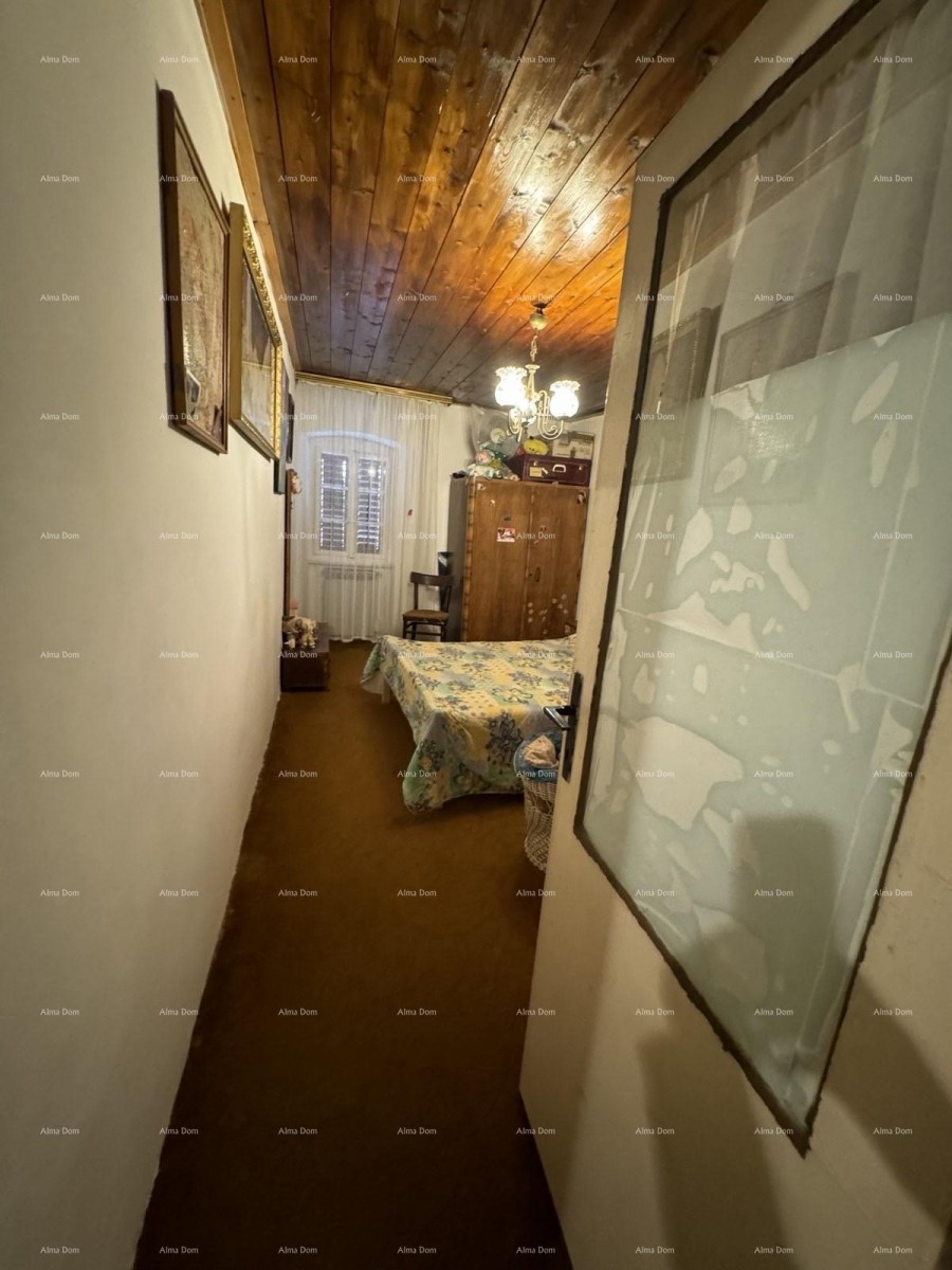 A house with a yard near the center, Buje! 6