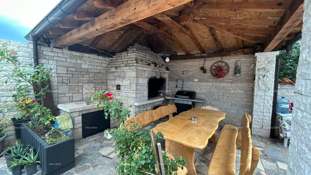 Pula Veli vrh. We are selling a house with multiple apartments and a swimming pool. 8