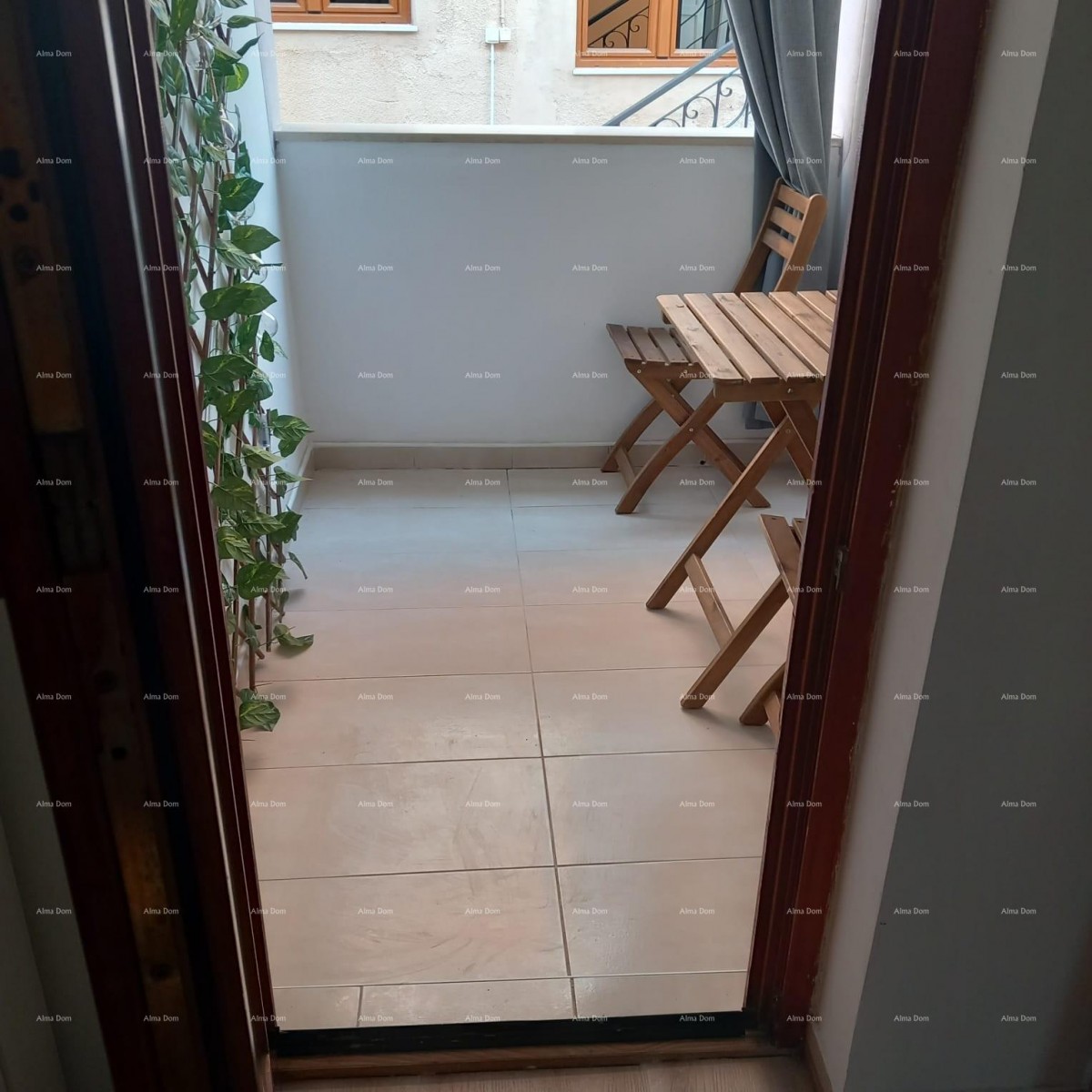 Prodaje se kuća sa 3 apartmana i dvorištem, blizu Pule. Pješčana uvala. 4