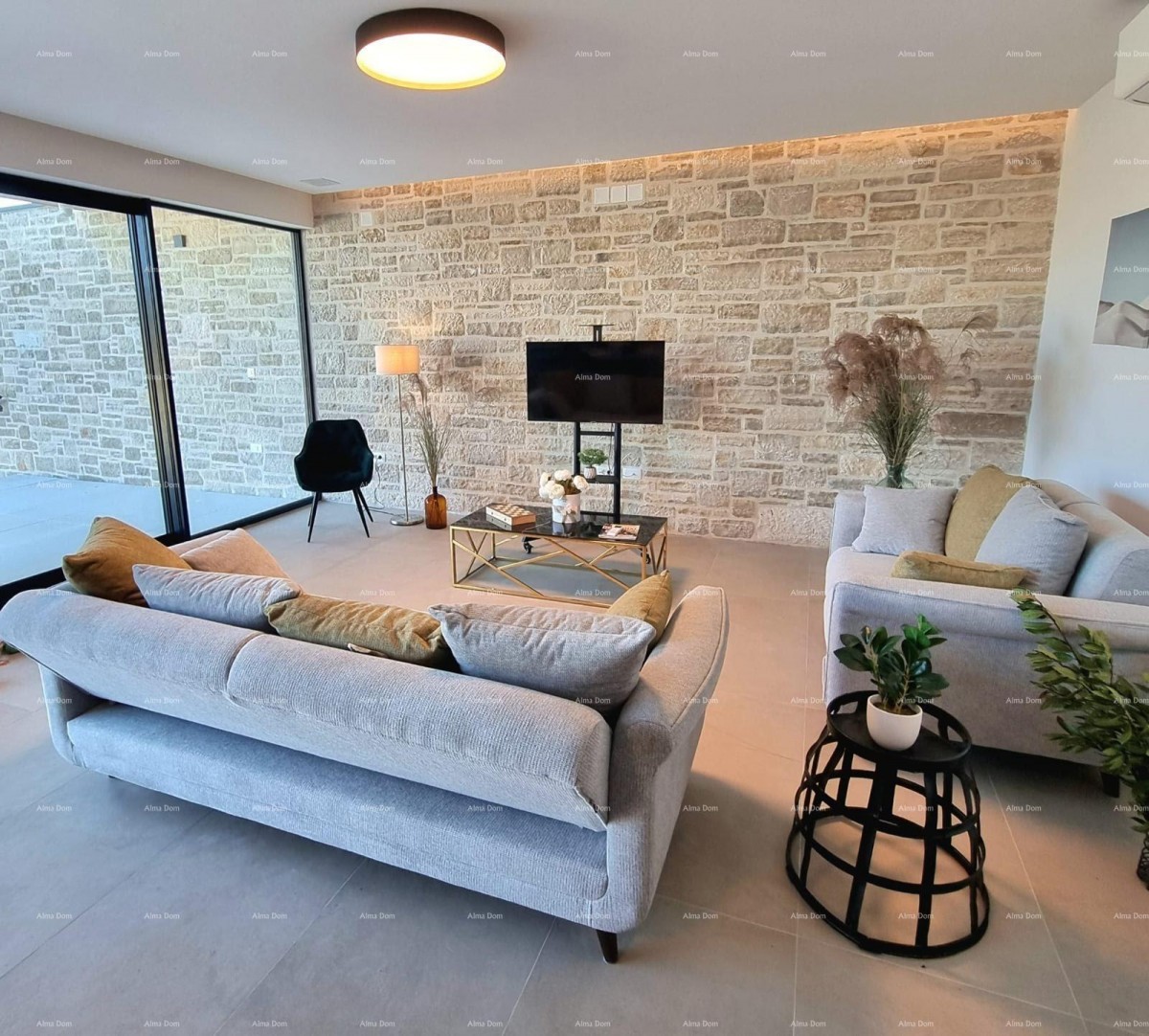 A modern house with a pool is for sale, located in an idyllic village near Rovinj. 9