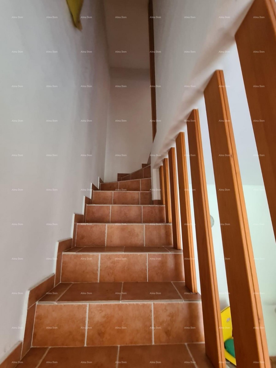 Prodaja hiše z dvoriščem in velikim zemljiščem, Barban 13