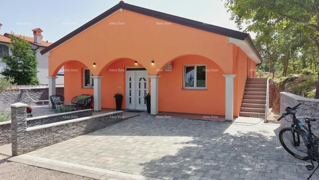 Дом с прекрасным видом на горы, террасой, садом, барбекю и частной парковкой. 1