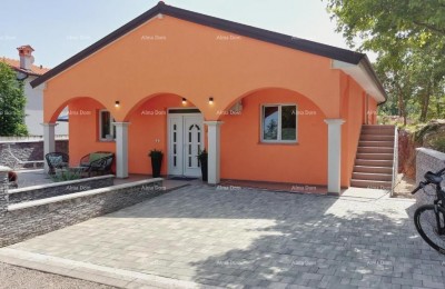 Дом с прекрасным видом на горы, террасой, садом, барбекю и частной парковкой.