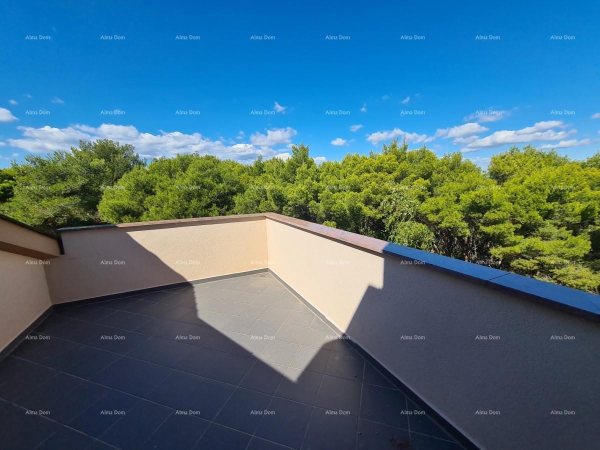 Trinadstropno stanovanje s strešno teraso! 100 metrov do morja. 36