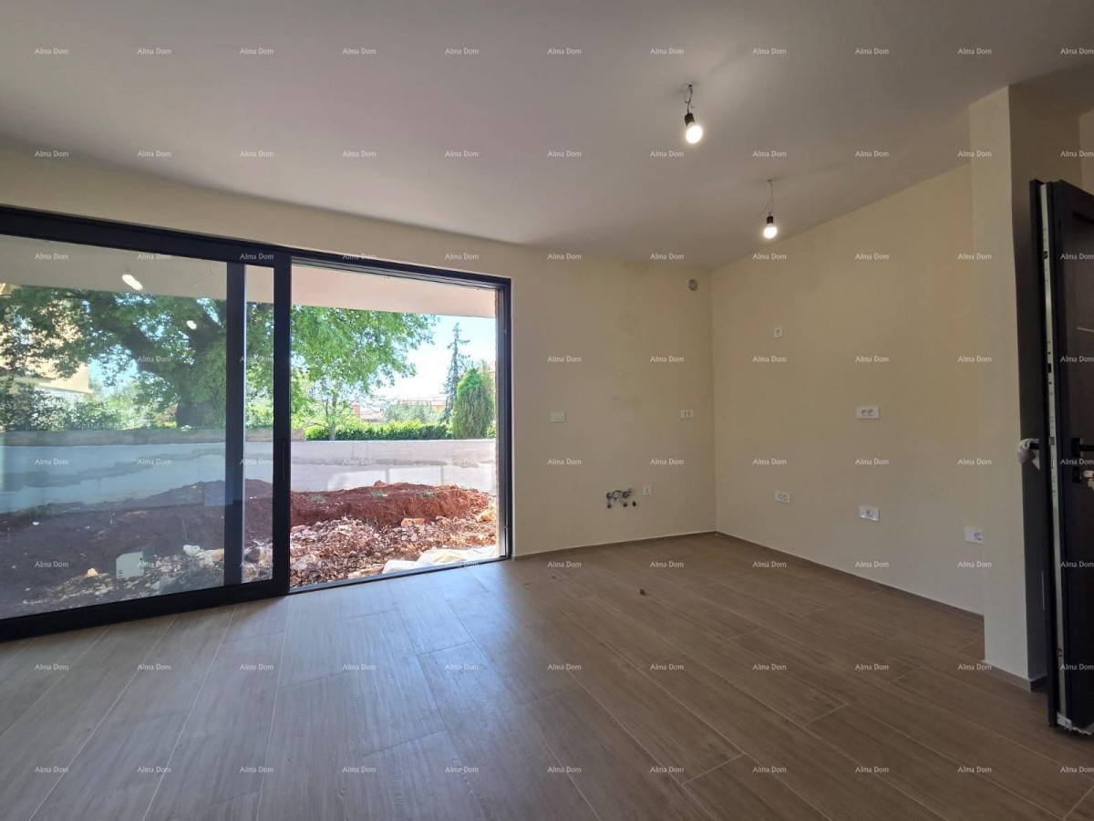 Dvosoban stan z velikim vrtom 100 metrov do obale. 27