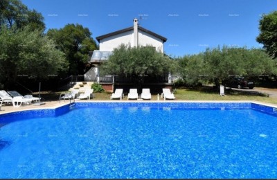 Poreč,  Apartmanska kuća 330m²  s bazenom