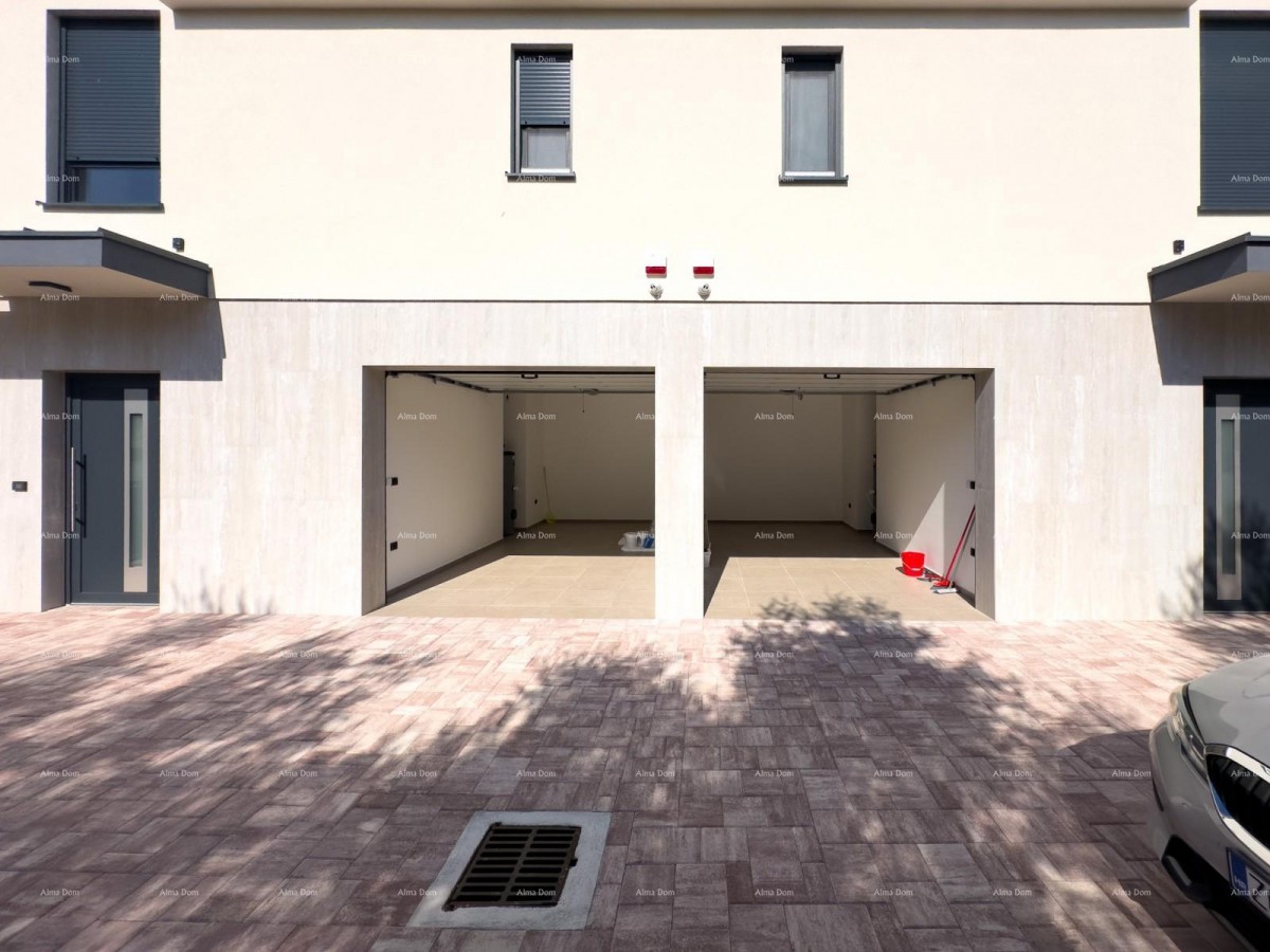 Vendiamo villa bifamiliare con piscina e garage 46