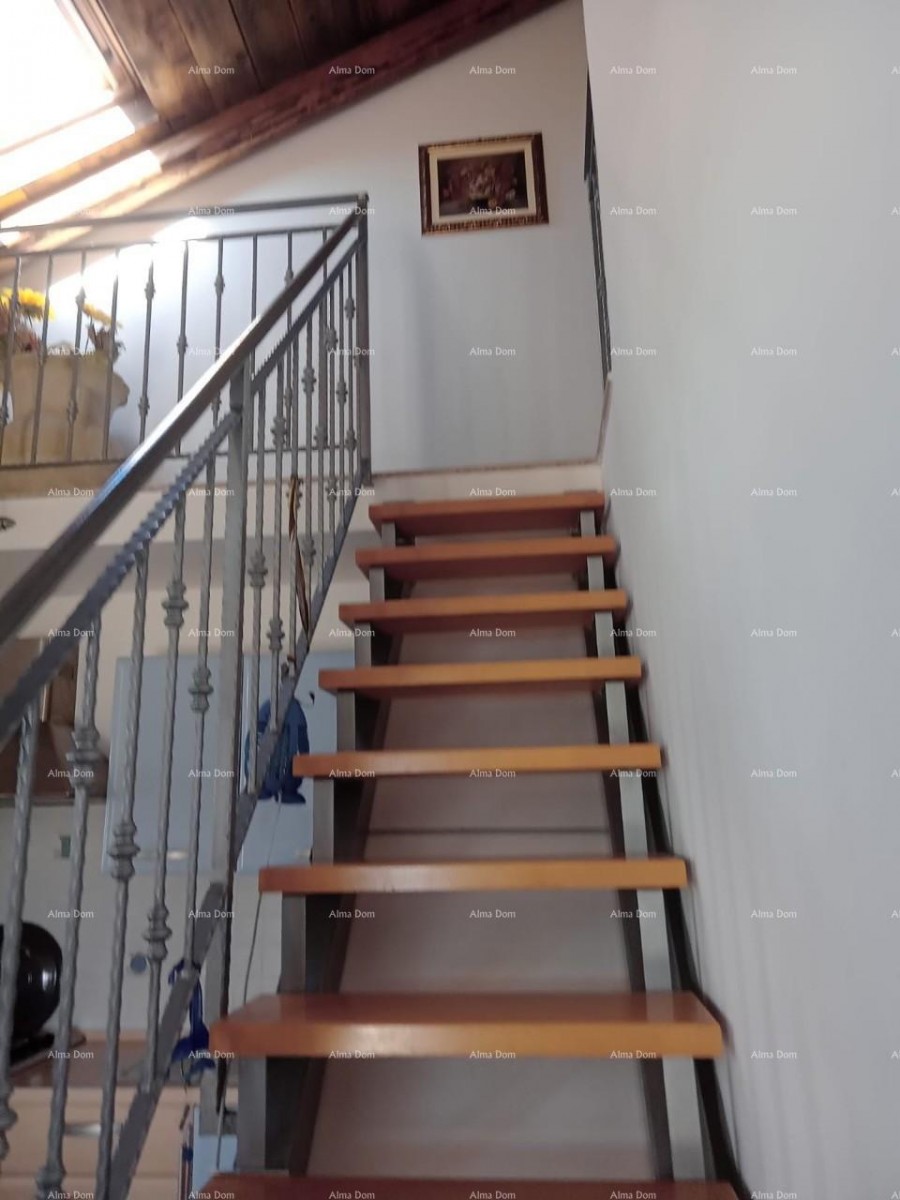 Proximity to the city of Umag. Duplex house for sale, 123.65 m² right on the seafront, 10 meters from the sea. 11