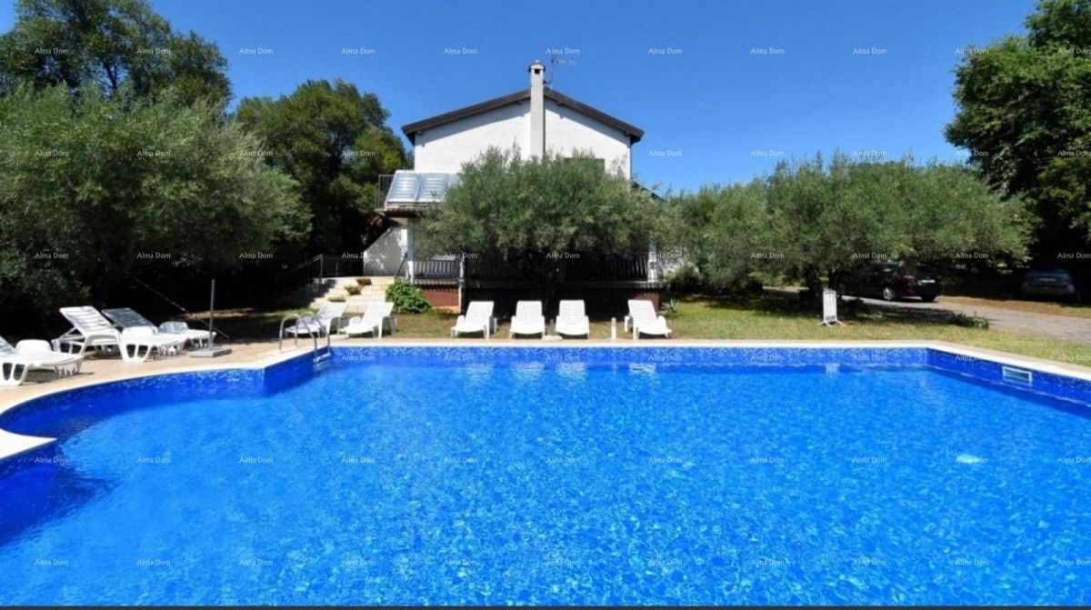 Poreč, Casa con appartamenti di 330m² con piscina 1