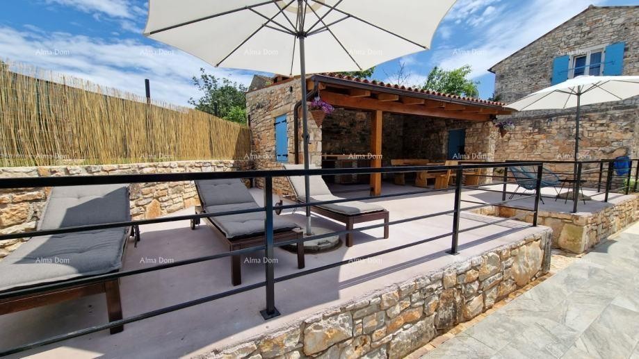 Sveti Lovreč, splendida villa in pietra con ampio giardino 4
