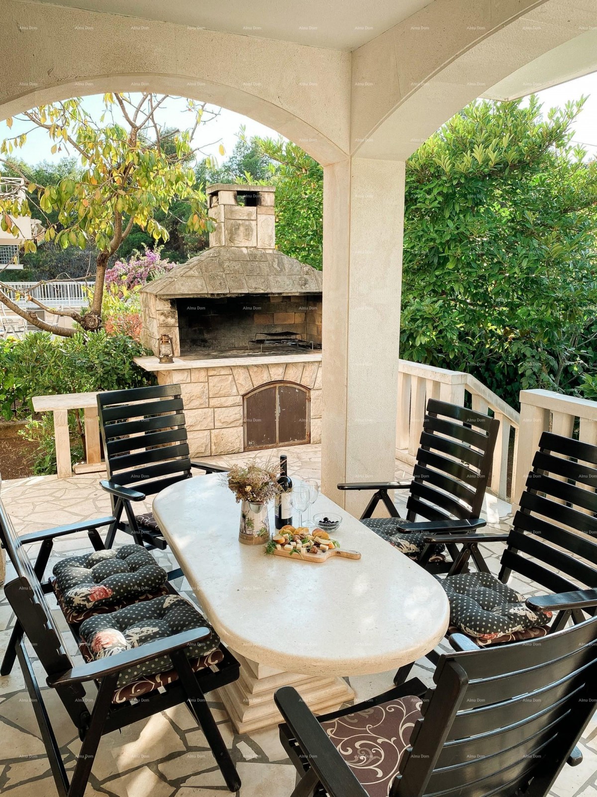 Beautiful villa with 6 apartments for sale in one of the best locations in Supetar, island of Brač! 6