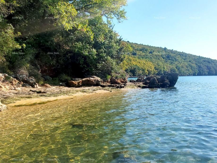 Na prodaju je atraktivno građevinsko zemljište s predivnim pogledom na more, smješteno na idealnoj lokaciji u Sv. Lovreču Labinskom. 9
