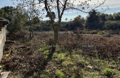 Prodaje se građevinsko zemljište kvadratnog oblika veličine 929 m2,  Ližnjan