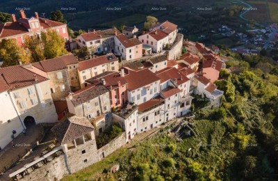 MOTOVUN – CASA IN PIETRA AUTOCTONA NEL CENTRO STORICO CON CORTILE DI 50 m²