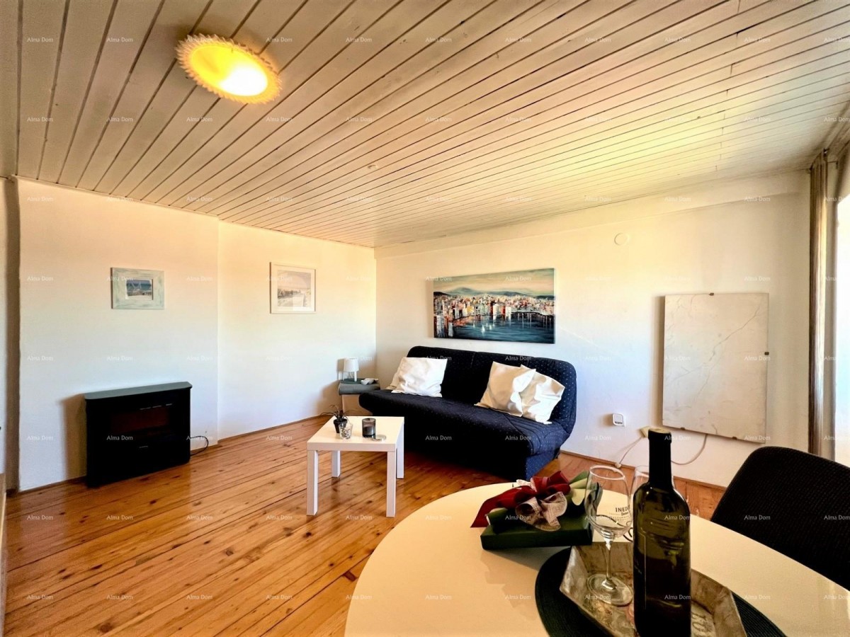 Prodaje se stan u centru Pule sa pogledom na katedralu i more. 4