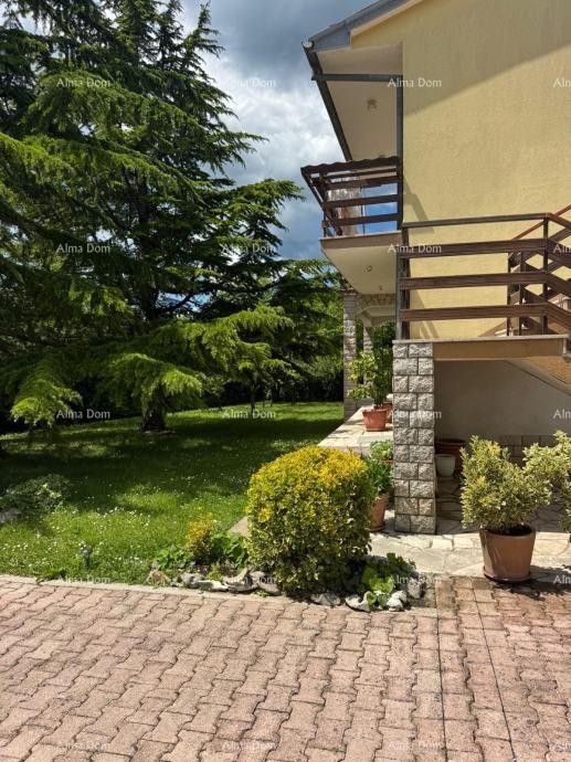 BUZET, PROSTRANA SAMOSTOJEČA HIŠA Z VELIKO OKUŽNICO IN POGLEDOM NA MORJE 12